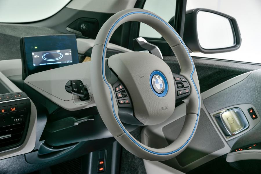Детали интерьера BMW i3s (I01) 2019 года  (ZA) (фото 31 из 35)